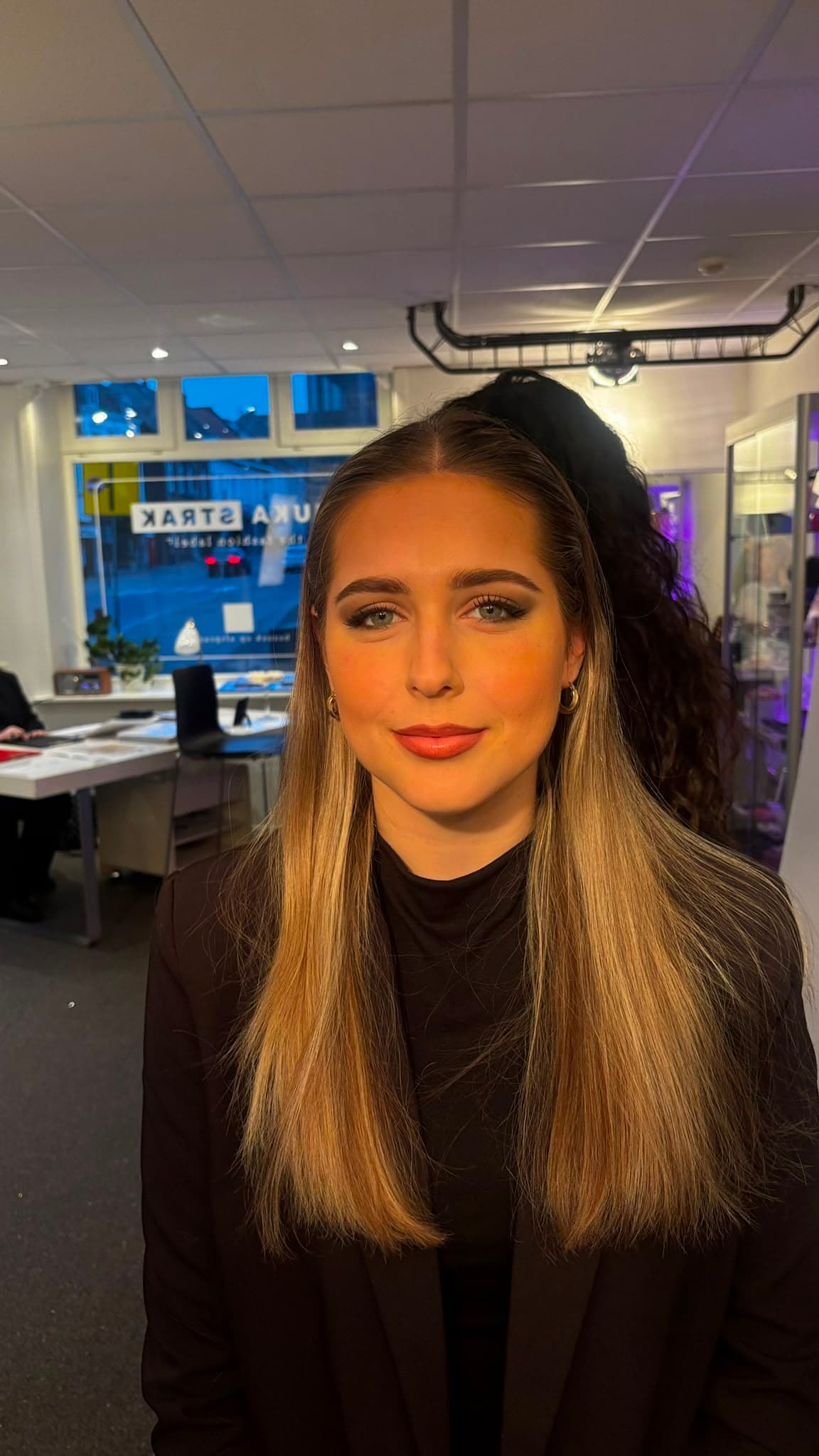 Klant met halflang blond haar, na de behandeling