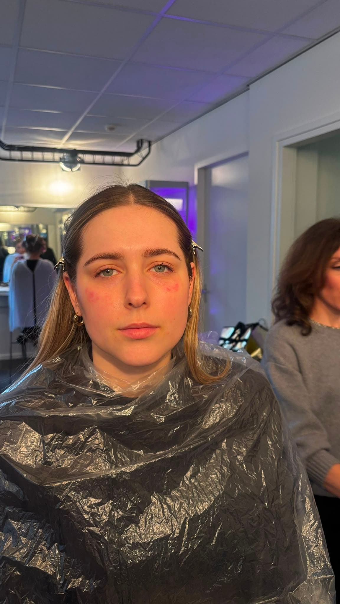 Klant met halflang blond haar, voor de behandeling