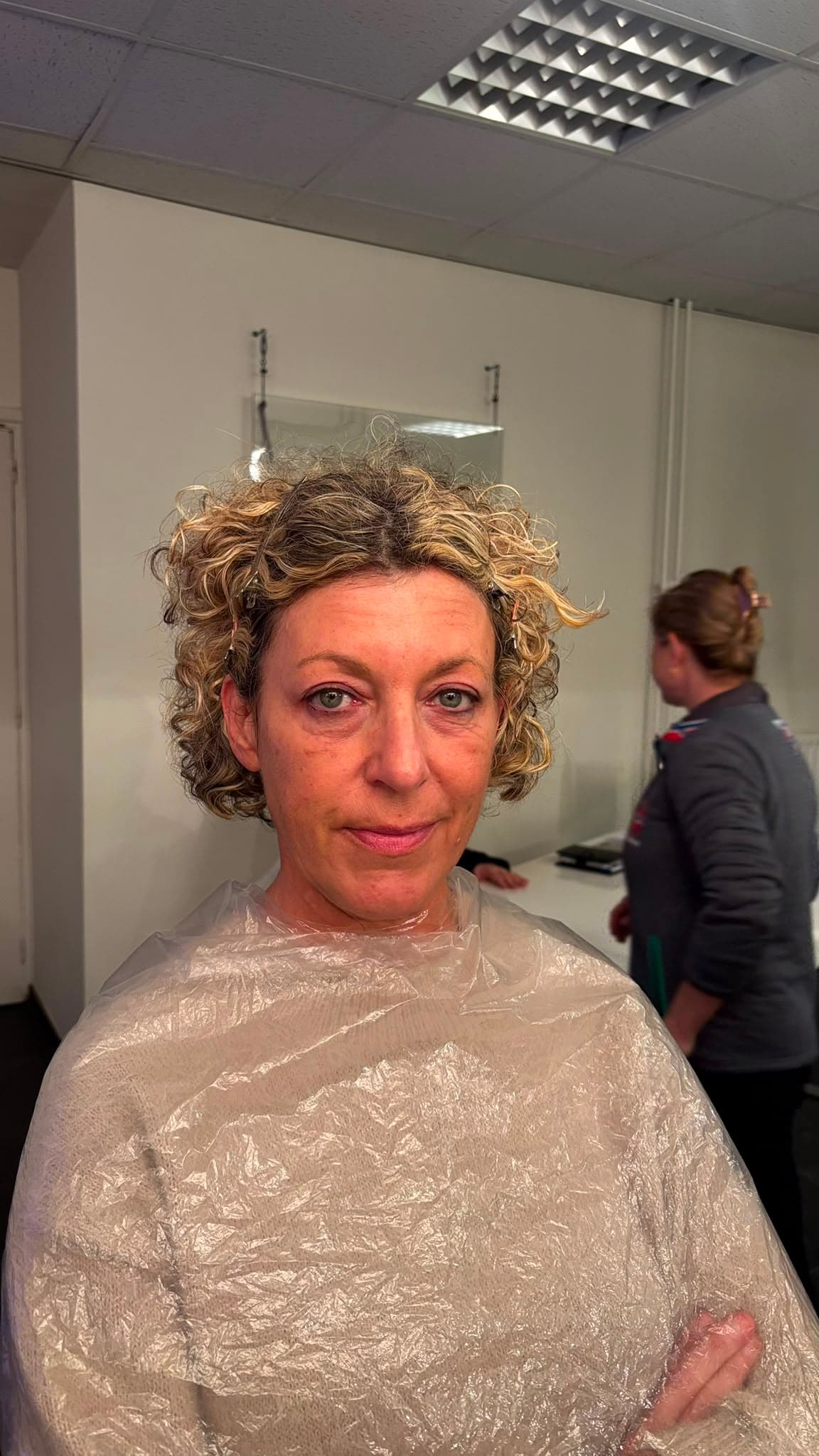 Klant met korte blonde krullen, voor de behandeling