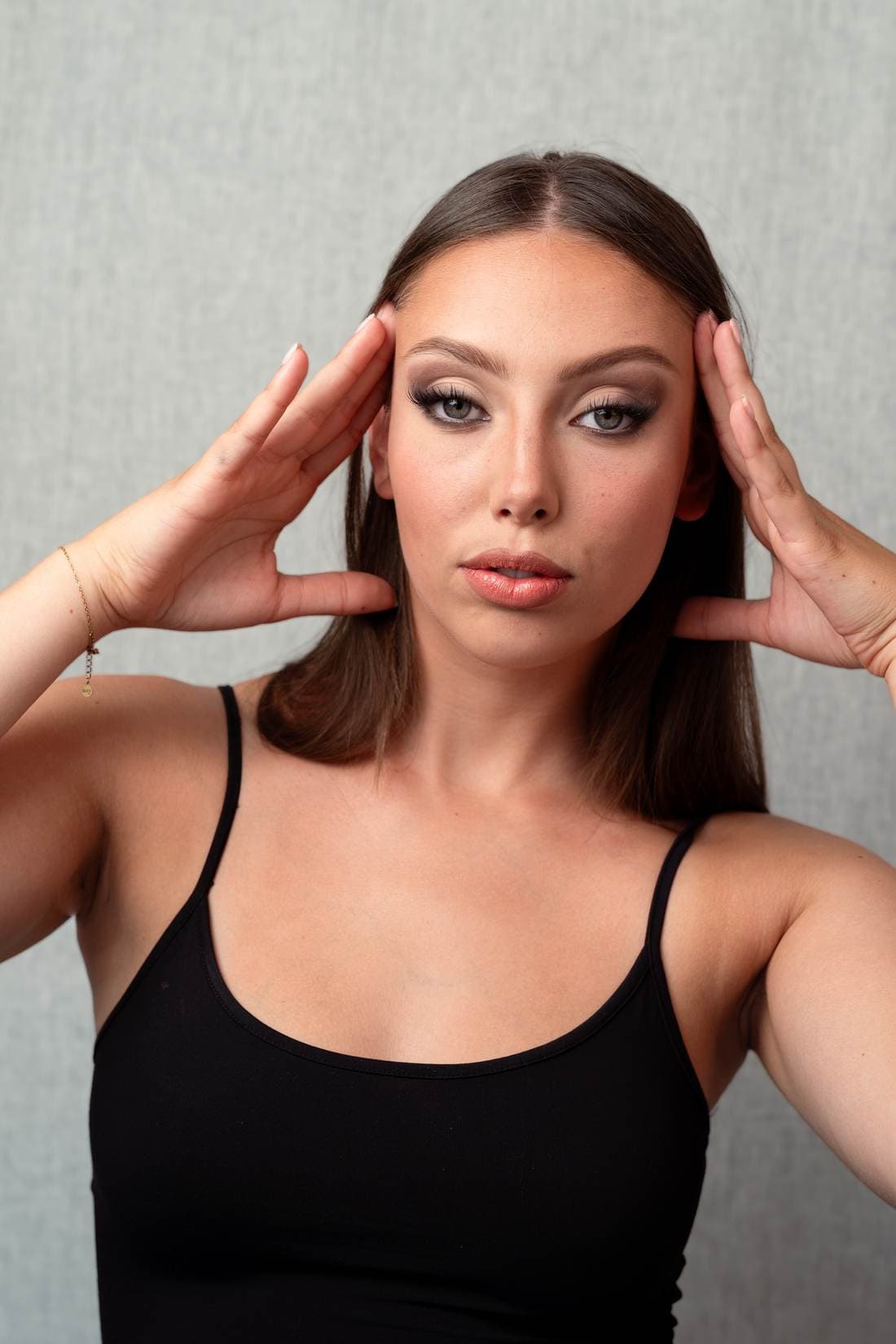 Soft glam, met beide handen langs het gezicht