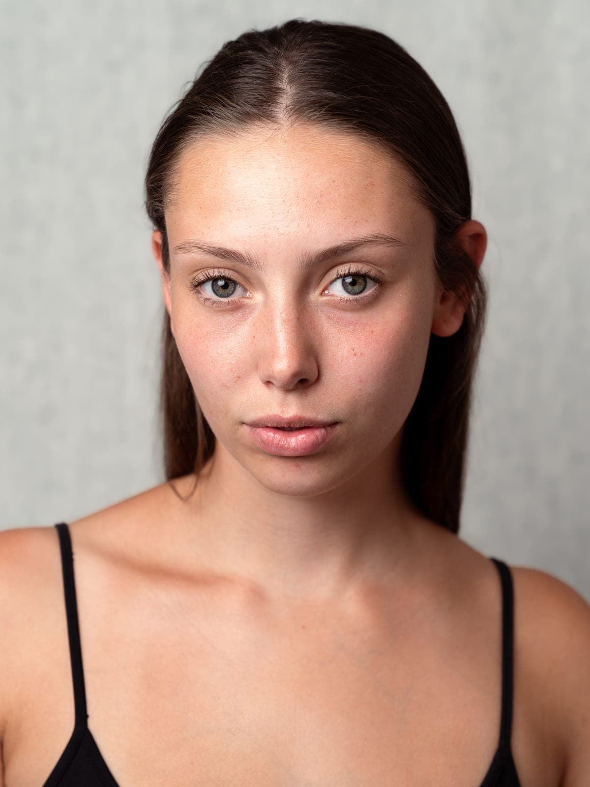 Model met lang, steil bruin haar, voor de behandeling